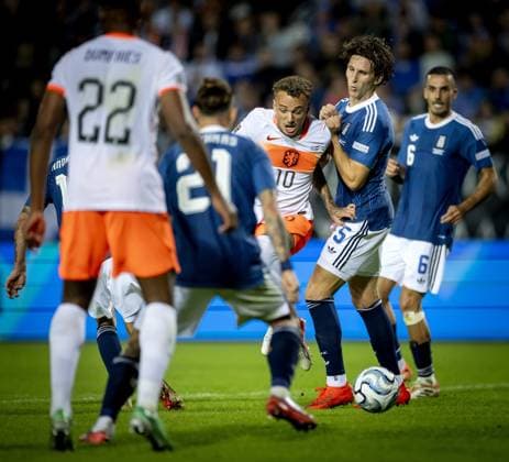 THESSALONIKI - Noa Lang of the Netherlands, Panagiotis Retsos of Greece (lr) during the UEFA Nations League match between Greece and the Netherlands at Toumba Stadium on 1 October 2026 in Greece. KOEN VAN WEEL ANP xVIxANPxSportx xxANPxIVx 571123621 originalFilename: 571123621