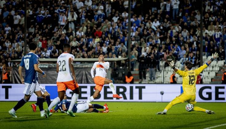 THESSALONIKI - Tijjani Reijnders of the Netherlands passes Greek goalkeeper Kostas Tzolakism (lr) and scores the 2-2 equalizer during the UEFA Nations League match between Greece and the Netherlands at Toumba Stadium on October 1, 2026, in Greece. KOEN VAN WEEL ANP xVIxANPxSportx xxANPxIVx 571123729 originalFilename: 571123729.jpg