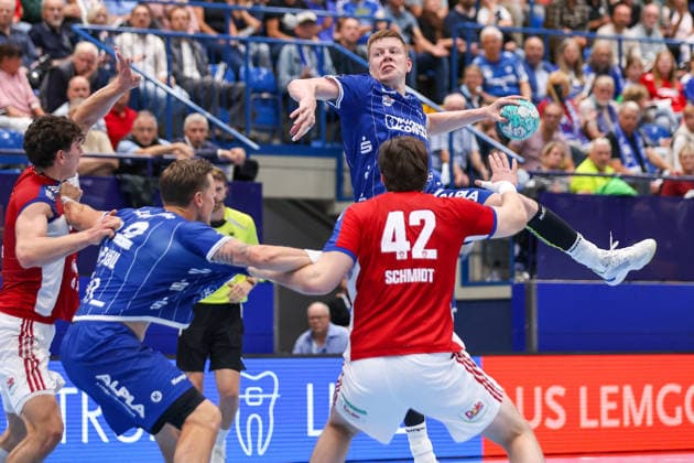 October 1, 2026, xkwix, Handball, Handball Bundesliga, TBV Lemgo Lippe vs. HC Hamburg, PHOENIX CONTACT arena, Matchday 7, 2026–2027 season: Niels Versteijnen (TBV Lemgo Lippe, 25) shooting over Jan Christian Schmidt (HC Hamburg, 42) and Adam Nyfjaell (TBV Lemgo Lippe, 22). Photo: xKamilxWilkowskixPressefotoKochx, North Rhine-Westphalia, Germany