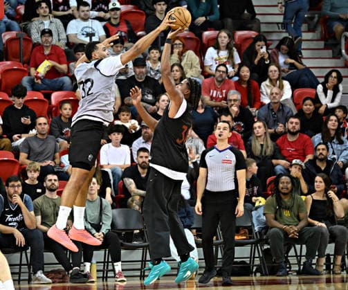 October 1, 2026, Quebec, On, Canada: Toronto Raptors Trayce Jackson Davis, left, blocks Collin Murray-Boyles during NBA, Basketball Herren, USA basketball training camp action in Quebec City, Thursday, Oct. 1, 2026. Canada News - October 1, 2026  - ZUMAc35_ 20261001_zaf_c35_079 Copyright: xJacquesxBoissinotx
