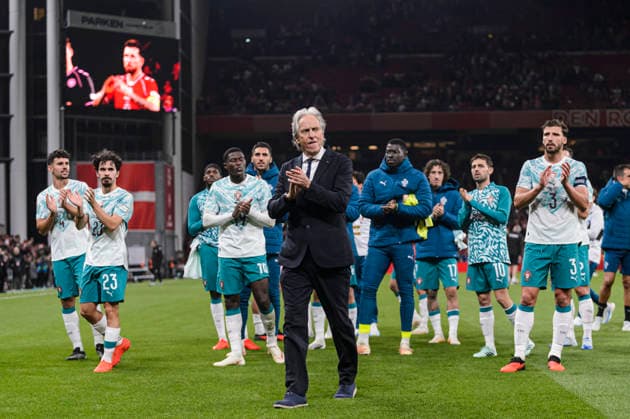 Denmark v Portugal - UEFA Nations League 2026 2027 Copenhagen, Denmark - October 1: Portugal Head Coach Jorge Jesus and players thank supporters for standing after winning the UEFA Nations League 2026 2027 group D match between Denmark and Portugal at Parken Stadium on October 1, 2026 in Copenhagen, Denmark Copenhagen Parken Stadium Denmark Copyright: xLatinxSportxImagesx