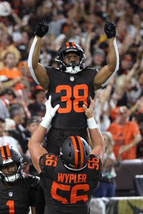 Cleveland Browns Jaleen McLaughlin (38) is lifted up by Luke Wypler (56) after his second quarter touchdown run against the Pittsburgh Steelers at Huntington Bank Field in Cleveland, Ohio on Thursday October 1, 2026.  CLE20261001109 AARONxJOSEFCZYK