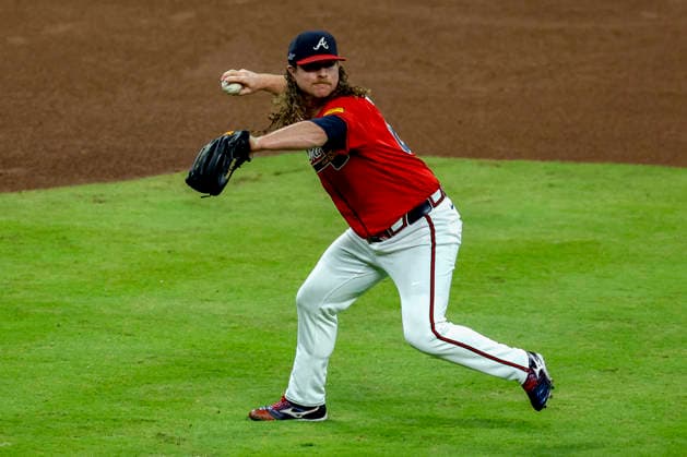 Atlanta Braves pitcher Grant Holmes (44) makes a play on a ground ball in the fourth inning against the Philadelphia Phillies in game three of the MLB, Baseball Herren, USA National League Wild Card round at Truist Park in Atlanta, Georgia on Thursday, October 1, 2026.  ATL20261001308 MIKExZARRILLI