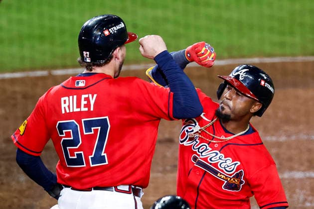 Atlanta Braves second baseman Ozzie Albies (1) celebrates his home run with Atlanta Braves third baseman Austin Riley (27) in the fourth inning against the Philadelphia Phillies in game three of the MLB, Baseball Herren, USA National League Wild Card round at Truist Park in Atlanta, Georgia on Thursday, October 1, 2026.  ATL20261001313 MIKExZARRILLI