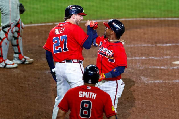 Atlanta Braves second baseman Ozzie Albies (1) celebrates his home run with Atlanta Braves third baseman Austin Riley (27) in the fourth inning against the Philadelphia Phillies in game three of the MLB, Baseball Herren, USA National League Wild Card round at Truist Park in Atlanta, Georgia on Thursday, October 1, 2026.  ATL20261001315 MIKExZARRILLI