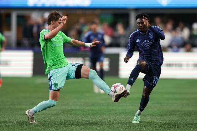 SEATTLE, WA - OCTOBER 01: Stuart Hawkins 39 of the Seattle Sounders kicks the ball away from Stephen Afrifa 17 of Sporting Kansas City during a game between Sporting Kansas City and the Seattle Sounders on October 1, 2026 at Lumen Field in Seattle, Washington. (Photo by Henry Rodenburg Icon Sportswire) SOCCER: OCT 01 MLS, Fussball Herren, USA Seattle Sounders FC vs Sporting Kansas City EDITORIAL USE ONLY Icon26100102