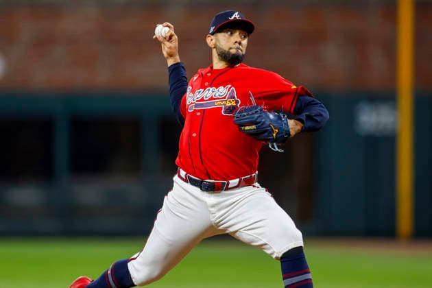 Atlanta Braves pitcher Robert Suarez (75) pitches in the sixth inning against the Philadelphia Phillies in game three of the MLB, Baseball Herren, USA National League Wild Card round at Truist Park in Atlanta, Georgia on Thursday, October 1, 2026.  ATL20261001322 MIKExZARRILLI