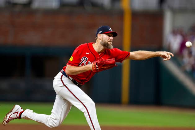 Atlanta Braves pitcher Chris Sale (51) pitches in the eighth inning against the Philadelphia Phillies in game three of the MLB, Baseball Herren, USA National League Wild Card round at Truist Park in Atlanta, Georgia on Thursday, October 1, 2026.  ATL20261001327 MIKExZARRILLI