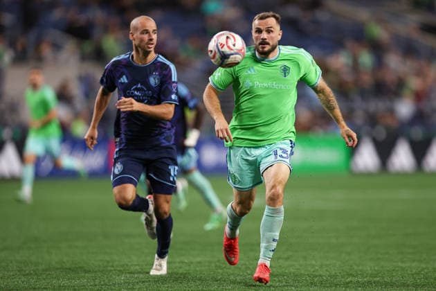 SEATTLE, WA - OCTOBER 01: Jordan Morris 13 of the Seattle Sounders chases the ball during a game between Sporting Kansas City and the Seattle Sounders on October 1, 2026 at Lumen Field in Seattle, Washington. (Photo by Henry Rodenburg Icon Sportswire) SOCCER: OCT 01 MLS, Fussball Herren, USA Seattle Sounders FC vs Sporting Kansas City EDITORIAL USE ONLY Icon26100107