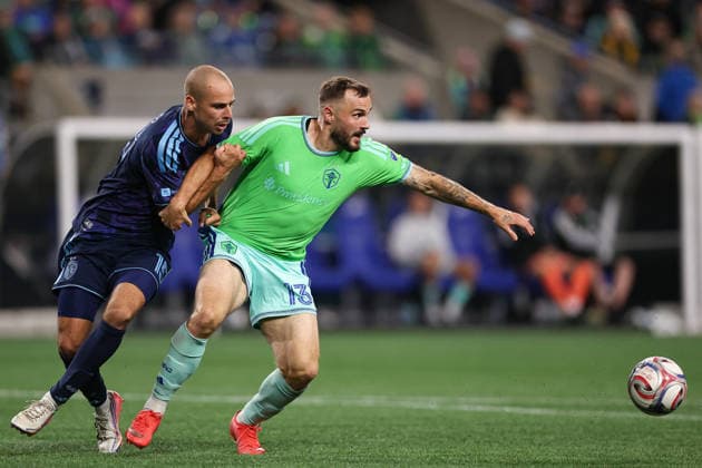 SEATTLE, WA - OCTOBER 01: Jordan Morris 13 of the Seattle Sounders is defended by Jansen Miller 15 of Sporting Kansas City during a game between Sporting Kansas City and the Seattle Sounders on October 1, 2026 at Lumen Field in Seattle, Washington. (Photo by Henry Rodenburg Icon Sportswire) SOCCER: OCT 01 MLS, Fussball Herren, USA Seattle Sounders FC vs Sporting Kansas City EDITORIAL USE ONLY Icon26100110