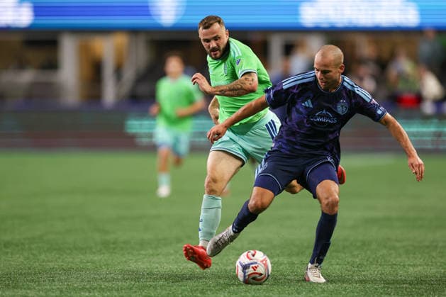 SEATTLE, WA - OCTOBER 01: Jansen Miller 15 of Sporting Kansas City keeps the ball from Jordan Morris 13 of the Seattle Sounders during a game between Sporting Kansas City and the Seattle Sounders on October 1, 2026 at Lumen Field in Seattle, Washington. (Photo by Henry Rodenburg Icon Sportswire) SOCCER: OCT 01 MLS, Fussball Herren, USA Seattle Sounders FC vs Sporting Kansas City EDITORIAL USE ONLY Icon26100113