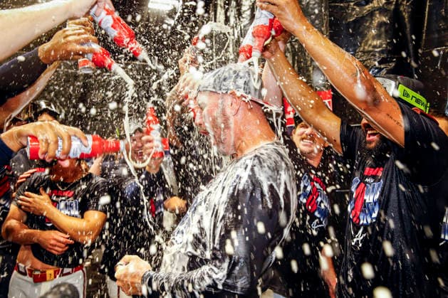 Atlanta Braves pitching coach Jeremy Hefner is doused in beer to celebrate after the Braves defeated the Philadelphia Phillies in game three of the MLB, Baseball Herren, USA National League Wild Card round at Truist Park in Atlanta, Georgia on Thursday, October 1, 2026.  ATL20261001338 MIKExZARRILLI