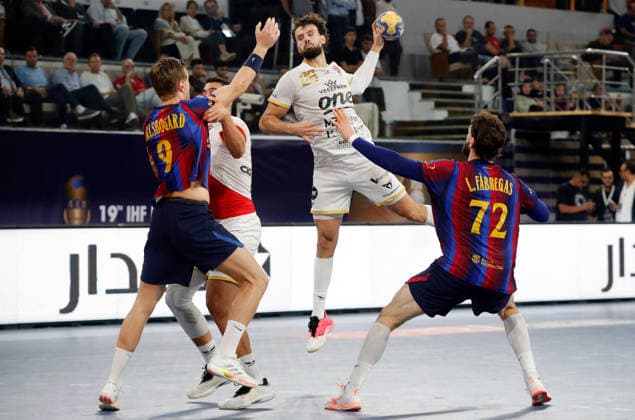 (261002) -- CAIRO, Oct. 2, 2026 -- Nedim Remili (C) of Veszprem HC shoots during the gold medal match between Veszprem HC of Hungary and FC Barcelona, Barca of Spain at the 19th IHF Men s Club World Championship, WM, Weltmeisterschaft 2026 in Cairo, Egypt, Oct. 1, 2026. ) (SP)EGYPT-CAIRO-HANDBALL-IHF-MEN S CLUB WORLD CHAMPIONSHIP-GOLD MEDAL MATCH AhmedxGomaa 