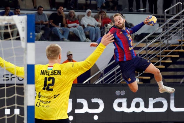 (261002) -- CAIRO, Oct. 2, 2026 -- Aleix Gomez Abello (R) of FC Barcelona, Barca shoots during the gold medal match between Veszprem HC of Hungary and FC Barcelona of Spain at the 19th IHF Men s Club World Championship, WM, Weltmeisterschaft 2026 in Cairo, Egypt, Oct. 1, 2026. ) (SP)EGYPT-CAIRO-HANDBALL-IHF-MEN S CLUB WORLD CHAMPIONSHIP-GOLD MEDAL MATCH AhmedxGomaa 