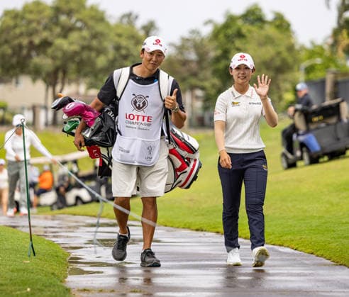 October 1, 2026, Honolulu, Hawaii, USA: 2025 Lotte Championship winner, YOUMIN HWANG, right, and her caddie walk the 6th fairway at the 2026 Lotte Championship at Hoakalei Country Club, Ewa Beach, Hawaii, USA. 2026 Lotte Championship Presented By Hoakalei  - ZUMAm310 20261001_zsp_m310_006 Copyright: xElliotxMilesx