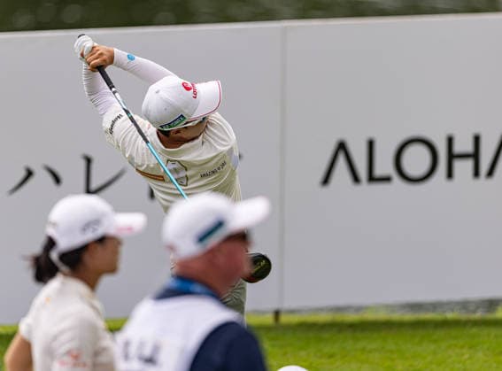 October 1, 2026, Honolulu, Hawaii, USA: HYOO JOO KIM hits the ball at the 7th tee while spectators look on during day 1 of the 2026 Lotte Championship at Hoakalei Country Club, Ewa Beach, Hawaii, USA. 2026 Lotte Championship Presented By Hoakalei  - ZUMAm310 20261001_zsp_m310_024 Copyright: xElliotxMilesx
