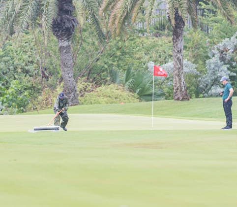 October 1, 2026, Honolulu, Hawaii, USA: A club staff member pushes water off the 6th green on day one of the 2026 Lotte Championship at Hoakalei Country Club, Ewa Beach, Hawaii, USA. Even though Hurricane Nolo had already passed Hawaii, its outer bands dropped bouts of heavy rain during Round 1. 2026 Lotte Championship Presented By Hoakalei  - ZUMAm310 20261001_zsp_m310_022 Copyright: xElliotxMilesx