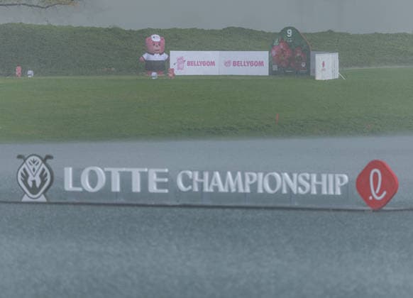 October 1, 2026, Honolulu, Hawaii, USA: Heavy rain during day 1 brought at least two normal suspensions on the front nine the morning of round 1 at the 2026 Lotte Championship at Hoakalei Country Club, Ewa Beach, Hawaii, USA. Even though Hurricane Nolo had already passed Hawaii, its outer bands dropped bouts of heavy rain during Round 1. Honolulu USA - ZUMAm310 20261001_zsp_m310_028 Copyright: xElliotxMilesx