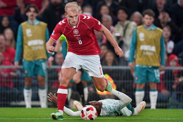 DENMARK Nations League: Denmark vs. Portugal. Denmark s Gustav Isaksen and Portugal s Nuno Mendes during the Nations League match between Denmark and Portugal at Parken on Thursday, October 1, 2026. Photo by Liselotte Sabroe, Ritzau Scanpix, Copenhagen, Denmark  Copyright: Ritzau Scanpix LiselottexSabroex spdk20261001-233033-L imago is entitled to issue a simple usage license at the time of provision. Personality and trademark rights as well as copyright laws regarding art-works shown must be observed. Commercial use at your own risk., Copenhagen Denmark