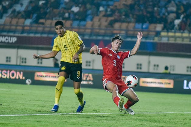 October 1, 2026, Bandung, West Java, Indonesia: Malaysian national team, Nationalteam player BERGSON (R) kick the ball against Singapore national team player RYHAN STEWART (L) during the match at FIFA ASEAN Cup 2026 match between Malaysia and Singapore at Si Jalak Harupat Stadium in Bandung, Indonesia. Malaysia wins 6-0. FIFA ASEAN CUP 2026: Malaysia Vs Singapore 6:0  - ZUMAr272 0868364174st Copyright: xDimasxRachmatsyahx