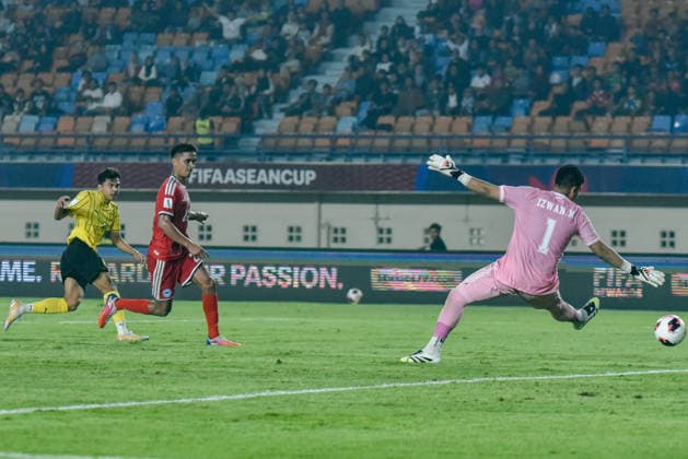 October 1, 2026, Bandung, West Java, Indonesia: Malaysian national team, Nationalteam player SYAHIR BASHAH (L) kick the ball against Singapore national team goalkeeper IZWAN (R) during the match at FIFA ASEAN Cup 2026 match between Malaysia and Singapore at Si Jalak Harupat Stadium in Bandung, Indonesia. Malaysia wins 6-0. FIFA ASEAN CUP 2026: Malaysia Vs Singapore 6:0  - ZUMAr272 0868372625st Copyright: xDimasxRachmatsyahx