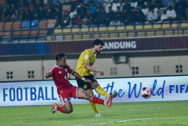 October 1, 2026, Bandung, West Java, Indonesia: Malaysian national team, Nationalteam player PAULO JOSUE (R) fight with the ball against Singapore national team player NUR ADAM ABDULLAH (L) during the match at FIFA ASEAN Cup 2026 match between Malaysia and Singapore at Si Jalak Harupat Stadium in Bandung, Indonesia. Malaysia wins 6-0. FIFA ASEAN CUP 2026: Malaysia Vs Singapore 6:0  - ZUMAr272 0868372626st Copyright: xDimasxRachmatsyahx