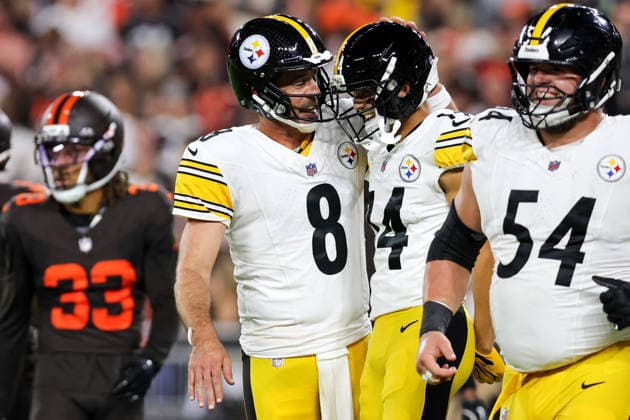 CLEVELAND, OH - OCTOBER 01: Pittsburgh Steelers quarterback Aaron Rodgers (8) and Pittsburgh Steelers wide receiver Roman Wilson (14) celebrate after combining on a 12-yard touchdown pass during the first quarter of the National Football League game between the Pittsburgh Steelers and Cleveland Browns on October 1, 2026, at Huntington Bank Field in Cleveland, OH. (Photo by Frank Jansky Icon Sportswire) NFL, American Football Herren, USA OCT 01 Steelers at Browns EDITORIAL USE ONLY Icon261001024