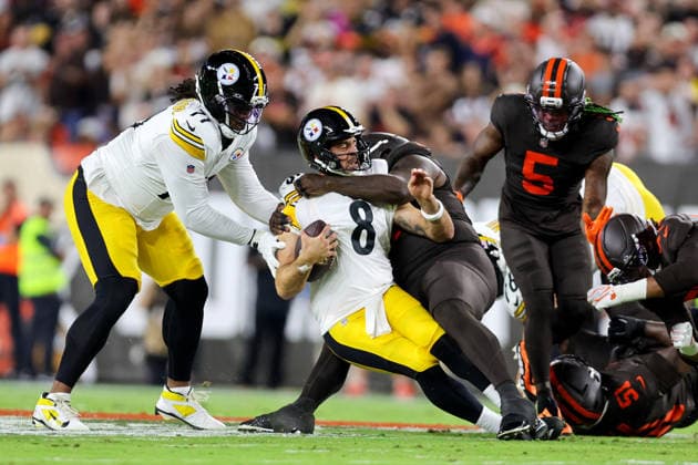 CLEVELAND, OH - OCTOBER 01: Cleveland Browns defensive tackle Maliek Collins (96) sacks Pittsburgh Steelers quarterback Aaron Rodgers (8) during the first quarter of the National Football League game between the Pittsburgh Steelers and Cleveland Browns on October 1, 2026, at Huntington Bank Field in Cleveland, OH. (Photo by Frank Jansky Icon Sportswire) NFL, American Football Herren, USA OCT 01 Steelers at Browns EDITORIAL USE ONLY Icon261001022