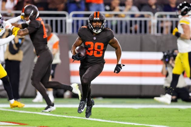 CLEVELAND, OH - OCTOBER 01: Cleveland Browns running back Jaleel McLaughlin (38) scores on a 28-yard touchdown during the second quarter of the National Football League game between the Pittsburgh Steelers and Cleveland Browns on October 1, 2026, at Huntington Bank Field in Cleveland, OH. (Photo by Frank Jansky Icon Sportswire) NFL, American Football Herren, USA OCT 01 Steelers at Browns EDITORIAL USE ONLY Icon261001030