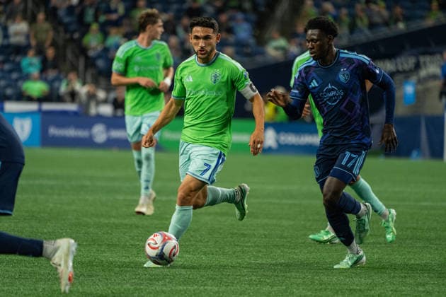 Seattle Sounders v Sporting KC Cristian Roldan of the Seattle Sounders dribbles the ball past the defense during a match against Sporting KC at Lumen Field in Seattle, on October 1, 2026. Seattle, WA United States  Copyright: xBrentxCombsx originalFilename:combs-notitle261001_npMtd.jpg