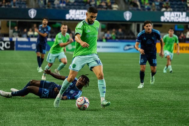 Seattle Sounders v Sporting KC Alex Roldan of the Seattle Sounders beats Seymour Reid of Sporting Kansas City during the match at Lumen Field in Seattle, on October 1, 2026. Seattle, WA United States  Copyright: xBrentxCombsx originalFilename:combs-notitle261001_npWhZ.jpg