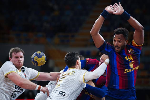 FC Barcelona, Barca v Veszprem HC - IHF Men s Handball Club World Championship, WM, Weltmeisterschaft Final Barcelona player Nguessan (right) raises his hands during the IHF Men s Super Globe final between Veszprem and Barcelona at the New Administrative Capital Hall in Cairo, Egypt, on October 1, 2026. Cairo Egypt  Copyright: xAhmedxMosaadx originalFilename:mosad-notitle261001_npAba.jpg