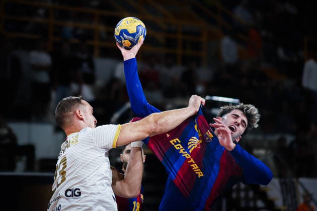 FC Barcelona, Barca v Veszprem HC - IHF Men s Handball Club World Championship, WM, Weltmeisterschaft Final Veszprem player Ligetvari holds the shirt of a Barcelona player during the IHF Men s Super Globe final between Veszprem and Barcelona at the New Administrative Capital Hall in Cairo, Egypt, on October 1, 2026. Cairo Egypt  Copyright: xAhmedxMosaadx originalFilename:mosad-notitle261001_npjTF.jpg