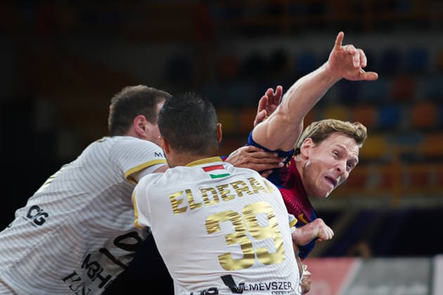 FC Barcelona, Barca v Veszprem HC - IHF Men s Handball Club World Championship, WM, Weltmeisterschaft Final Yahya Al-Deera, a Veszprem player, grabs a Barcelona player during the IHF Men s Super Globe final between Veszprem and Barcelona at the New Administrative Capital Hall in Cairo, Egypt, on October 1, 2026. Cairo Egypt Copyright: xAhmedxMosaadx originalFilename:mosad-notitle261001_npRg8