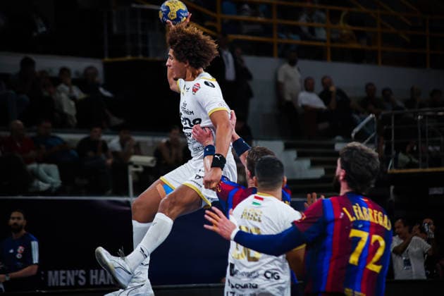 FC Barcelona, Barca v Veszprem HC - IHF Men s Handball Club World Championship, WM, Weltmeisterschaft Final Ali Zain, a Veszprem player in white, holds the ball during the IHF Men s Super Globe final between Veszprem and Barcelona at the New Administrative Capital Hall in Cairo, Egypt, on October 1, 2026. Cairo Egypt Copyright: xAhmedxMosaadx originalFilename:mosad-notitle261001_nps0K