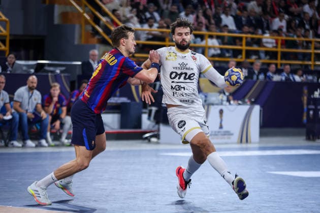 Barcelona v Veszprem - 19th IHF Men s Club World Championship, WM, Weltmeisterschaft 2026 - Final Jonathan Carlsbogard, number 9 of Barcelona, battles for possession with Nedim Remili, number 29 of Veszprem, during the final match of the 19th IHF Men s Club World Championship 2026 between Barcelona and Veszprem at the New Administrative Capital Covered Hall on October 1, 2026. New Cairo -New Capital Egypt  Copyright: xAymanxArefx originalFilename:aref-notitle261001_npcvH.jpg