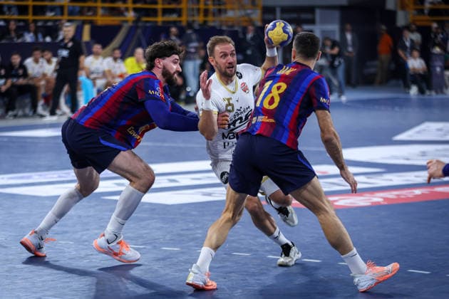 Barcelona v Veszprem - 19th IHF Men s Club World Championship, WM, Weltmeisterschaft 2026 - Final Luis Frade of Barcelona battles for possession with Luka Cindric of Veszprem during the final match of the 19th IHF Men s Club World Championship 2026 between Barcelona and Veszprem at the New Administrative Capital Covered Hall on October 1, 2026. New Cairo -New Capital Egypt  Copyright: xAymanxArefx originalFilename:aref-notitle261001_npHT9.jpg