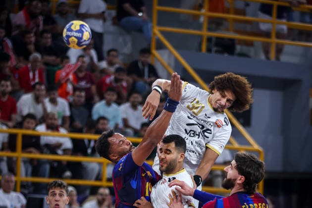 Barcelona v Veszprem - 19th IHF Men s Club World Championship, WM, Weltmeisterschaft 2026 - Final Timothey N Guessan, number 19 of Barcelona, battles for possession with Ali Zeinelabedin Ali Ismail Mohamed, known as Ali Zein, number 90 of Veszprem, during the final match of the 19th IHF Men s Club World Championship 2026 between Barcelona and Veszprem at the New Administrative Capital Covered Hall on October 1, 2026. New Cairo -New Capital Egypt  Copyright: xAymanxArefx originalFilename:aref-notitle261001_npojC.jpg
