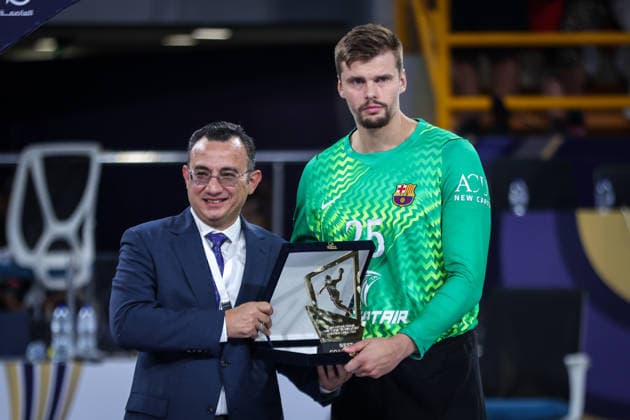 Barcelona v Veszprem - 19th IHF Men s Club World Championship, WM, Weltmeisterschaft 2026 - Final Sergey Hernandez Ferrer of Barcelona is named best goalkeeper after the 19th IHF Men s Club World Championship 2026 Final match between Barcelona and Veszprem at the New Administrative Capital Covered Hall on October 1, 2026. New Cairo -New Capital Egypt  Copyright: xAymanxArefx originalFilename:aref-notitle261001_npqM1.jpg