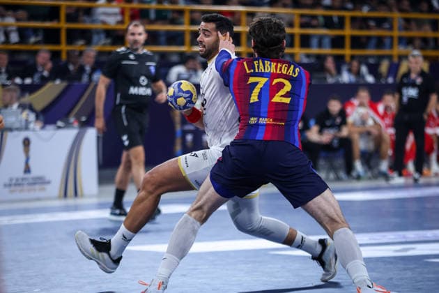 Barcelona v Veszprem - 19th IHF Men s Club World Championship, WM, Weltmeisterschaft 2026 - Final Ludovic Fabregas of Barcelona battles for possession with Mohamed Ahmed Hesham Elsayed of Veszprem during the final match of the 19th IHF Men s Club World Championship 2026 at the New Administrative Capital Covered Hall on October 1, 2026. New Cairo -New Capital Egypt  Copyright: xAymanxArefx originalFilename:aref-notitle261001_npWSE.jpg