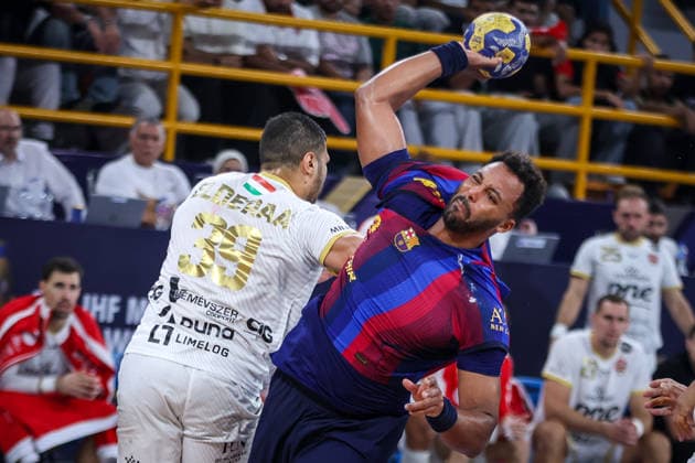 Barcelona v Veszprem - 19th IHF Men s Club World Championship, WM, Weltmeisterschaft 2026 - Final Timothey N Guessan of Barcelona battles for possession with Yehia Elderaa of Veszprem during the final match of the 19th IHF Men s Club World Championship 2026 at the New Administrative Capital Covered Hall on October 1, 2026. New Cairo -New Capital Egypt  Copyright: xAymanxArefx originalFilename:aref-notitle261001_npNfj.jpg
