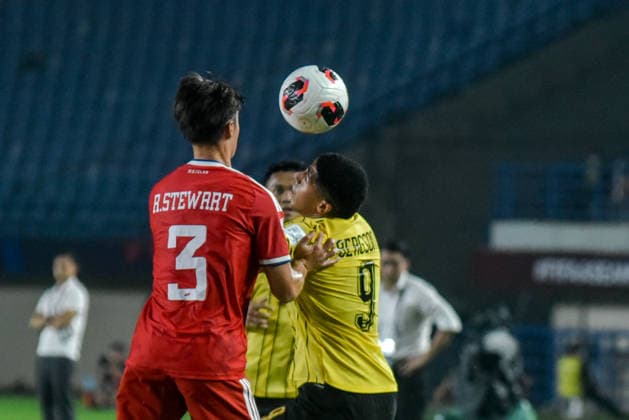October 1, 2026, Bandung, West Java, Indonesia: Malaysian national team, Nationalteam player BERGSON (R) fight with the ball against Singapore national team player RYHAN STEWART (L) during the match at FIFA ASEAN Cup 2026 match between Malaysia and Singapore at Si Jalak Harupat Stadium in Bandung, Indonesia. Malaysia wins 6-0. FIFA ASEAN CUP 2026: Malaysia Vs Singapore 6:0  - ZUMAr272 0868391723st Copyright: xDimasxRachmatsyahx