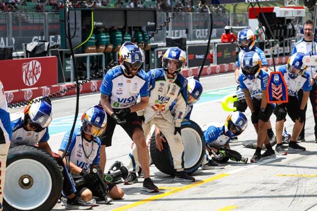 F1 - BAHRAIN GRAND PRIX IN MALAYSIA 2026 Visa Cash App RB F1 Team mechanic, mecanicien, mechanics during the 2026 Formula 1 Bahrain Grand Prix in Malaysia, 16th round of the 2026 Formula One World Championship, WM, Weltmeisterschaft from October 2 to 4, 2026 on the Sepang International Circuit, in Sepang, Malaysia - SepangMalaysia  Copyright: xXavixBonillax