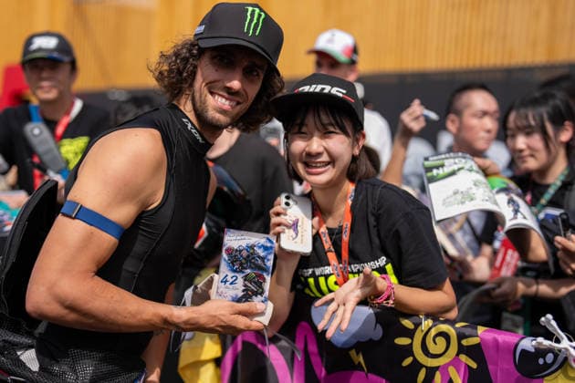 MOTO - MOTO GP - GRAND PRIX OF JAPAN 2026 RINS Alex (spa), Monster Energy Yamaha MotoGP Team, Yamaha YZR-M1, portrait with a fan during the 2026 MotoGP Motul Grand Prix of Japan on the Twin Ring Motegi Circuit from October 2 to 4th, At Motegi, Japan - MotegiJapan  Copyright: xGIGIxSOLDANOx