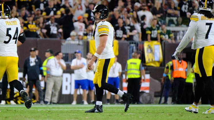 Oct 01, 2026; Aaron Rodgers 8 during the Pittsburgh Steelers vs Cleveland Browns game in Cleveland, OH, USA; at Huntington Bank Field. Mandatory Credit: -Cal Media Cleveland USA - ZUMAcp5_ 20261001_faf_cp5_041 Copyright: xJasonxPohuskix