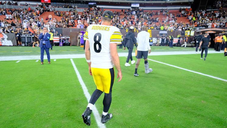 Oct 01, 2026; Aaron Rodgers 8 during the Pittsburgh Steelers vs Cleveland Browns game in Cleveland, OH, USA; at Huntington Bank Field. Mandatory Credit: -Cal Media NFL, American Football Herren, USA 2026: Browns Vs Steelers OCT 01  - ZUMAcp5_ 20261001_faf_cp5_065 Copyright: xJasonxPohuskix