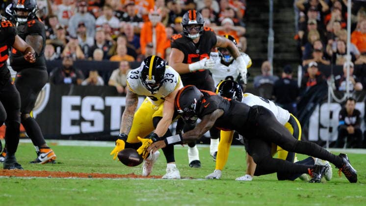 NFL, American Football Herren, USA 2026: Browns Vs Steelers OCT 01 Oct 01, 2026; Deshaun Watson 4 fumbles during the Pittsburgh Steelers vs Cleveland Browns game in Cleveland, OH, USA; at Huntington Bank Field. Mandatory Credit: Jason Pohuski-Cal Media(Credit Image: Â Jason Pohuski Cal Sport Media) Cleveland Oh USA EDITORIAL USE ONLY Copyright: xx ZUMA-20261001_faf_cp5_043.jpg JasonxPohuskix csmphotothree528833