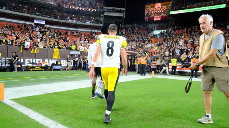 Oct 01, 2026; Aaron Rodgers 8 during the Pittsburgh Steelers vs Cleveland Browns game in Cleveland, OH, USA; at Huntington Bank Field. Mandatory Credit: -Cal Media Cleveland USA - ZUMAcp5_ 20261001_faf_cp5_084 Copyright: xJasonxPohuskix