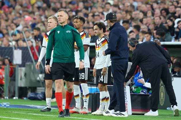 National Team Coach Jürgen Klopp with Mika Baur 14 before he entered the game, Germany vs. Serbia, Soccer, UEFA Nations League, Matchday 3, October 1, 2026, Munich, Bavaria, Germany Copyright: xkolbert-press ChristianxKolbertx
