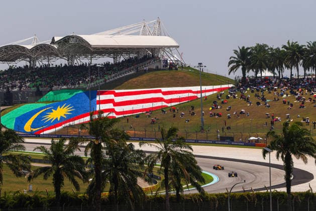 F1 - BAHRAIN GRAND PRIX IN MALAYSIA 2026 01 NORRIS Lando (gbr), McLaren F1 Team MCL40, 03 VERSTAPPEN Max (nld), Red Bull Racing Ford RB22, action during the 2026 Formula 1 Bahrain Grand Prix in Malaysia, 16th round of the 2026 Formula One World Championship, WM, Weltmeisterschaft from October 2 to 4, 2026 on the Sepang International Circuit, in Sepang, Malaysia - SepangMalaysia  Copyright: xANTONINxVINCENTx